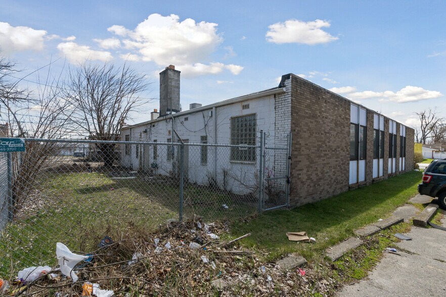 More Photos Of 13030 Puritan St, Detroit Office For Sale
