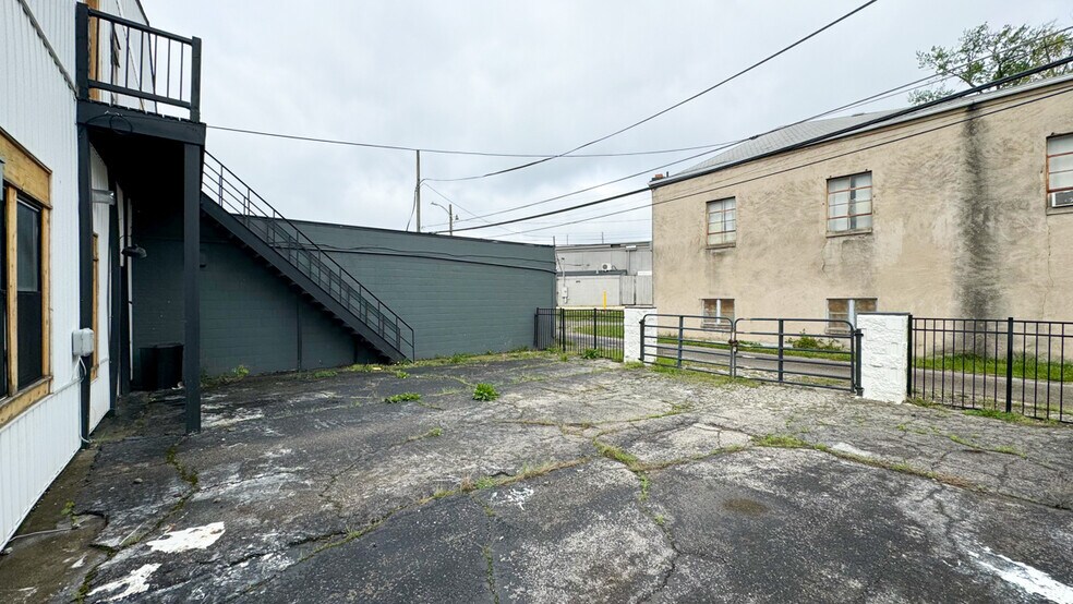 More Photos Of 2709 Westerville Rd, Columbus Light Manufacturing For Sale