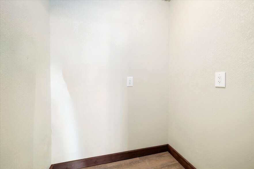 More Photos Of 310 Victor Ave, Victor General Retail For Sale