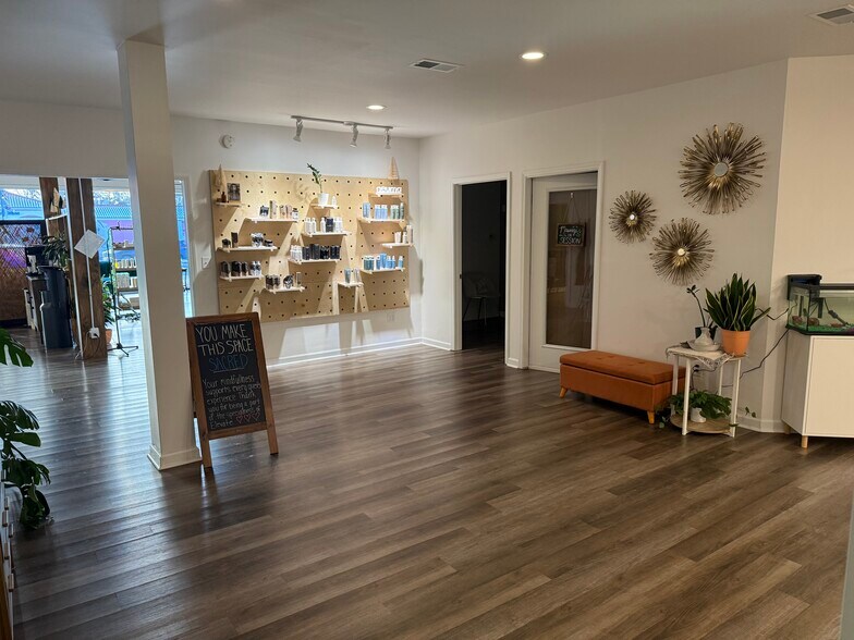 More Photos Of 5420 Johnson Dr, Mission Storefront Retail Office For Lease