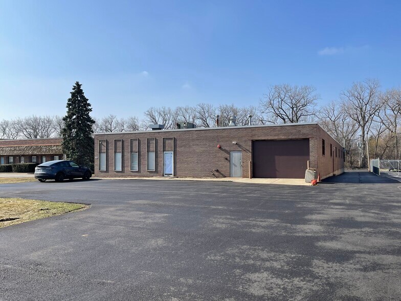 More Photos Of 2230-2232 S Foster Ave, Wheeling Distribution For Sale