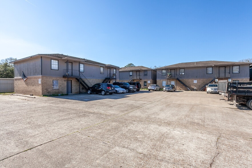 Primary Photo Of 750 S 3rd St, Silsbee Apartments For Sale