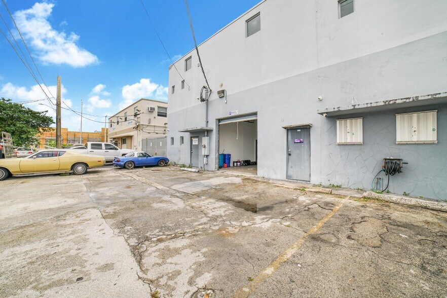 More Photos Of 450 W 28th St, Hialeah Warehouse For Lease
