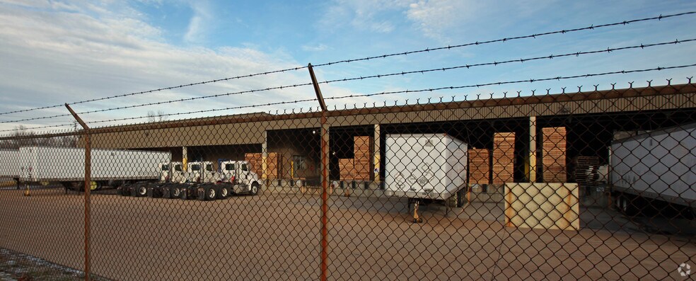 More Photos Of 2646 Metro Blvd, Maryland Heights Distribution For Lease