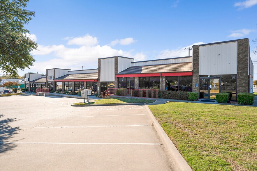 More Photos Of 915-921 N Mill St, Lewisville Office For Lease