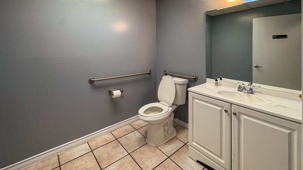 More Photos Of 1525 Common Dr, El Paso Flex For Lease