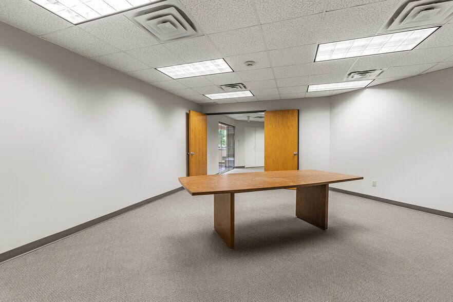 More Photos Of 8330-8350 Meadow Rd, Dallas Office For Sale