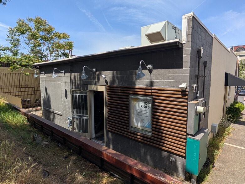 More Photos Of 120 E Main St, Ashland Freestanding For Sale