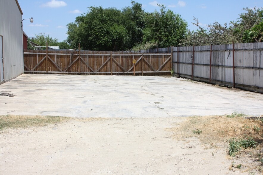 More Photos Of 3514 Copeland Dr, San Antonio Light Manufacturing For Sale