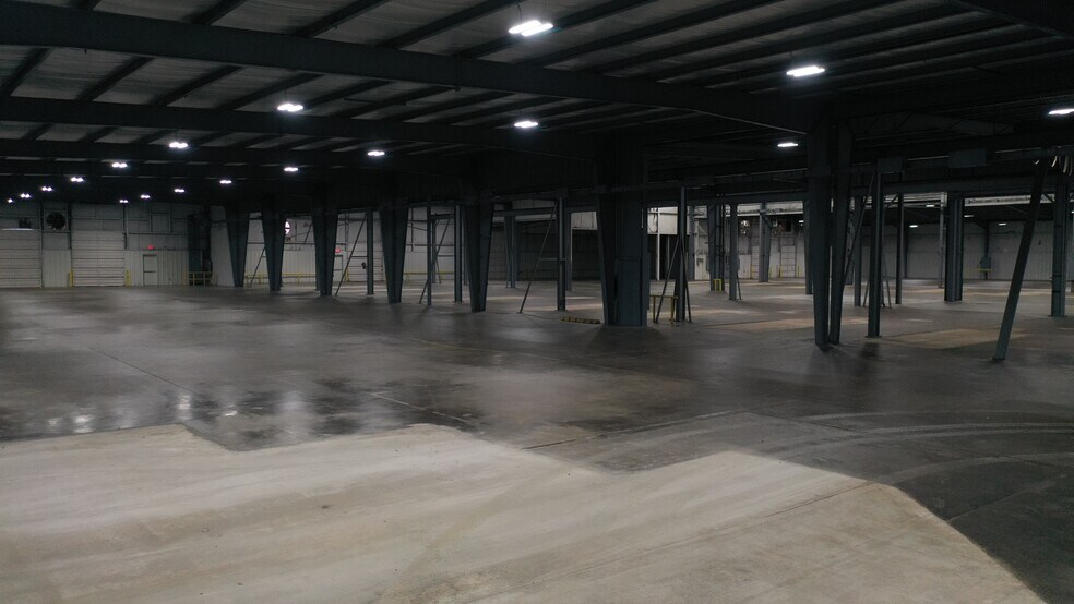 More Photos Of 600 S Loop 485, Gladewater Manufacturing For Lease
