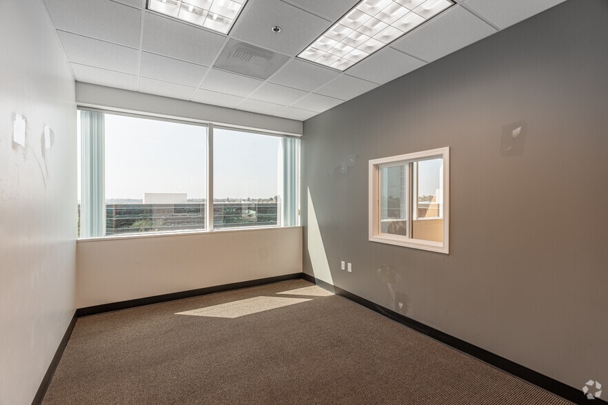 More Photos Of 9655 Granite Ridge Dr, San Diego Unknown For Lease