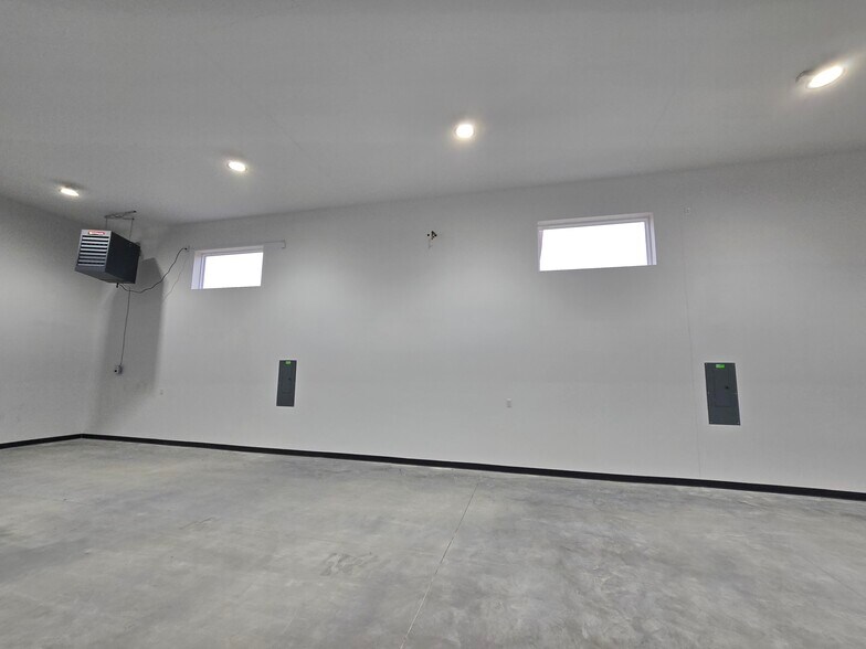 More Photos Of 3921 Traxler Ct, Bay City Warehouse For Lease