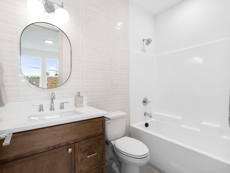 More Photos Of 2478 SE Lincoln St, Portland Multifamily For Sale