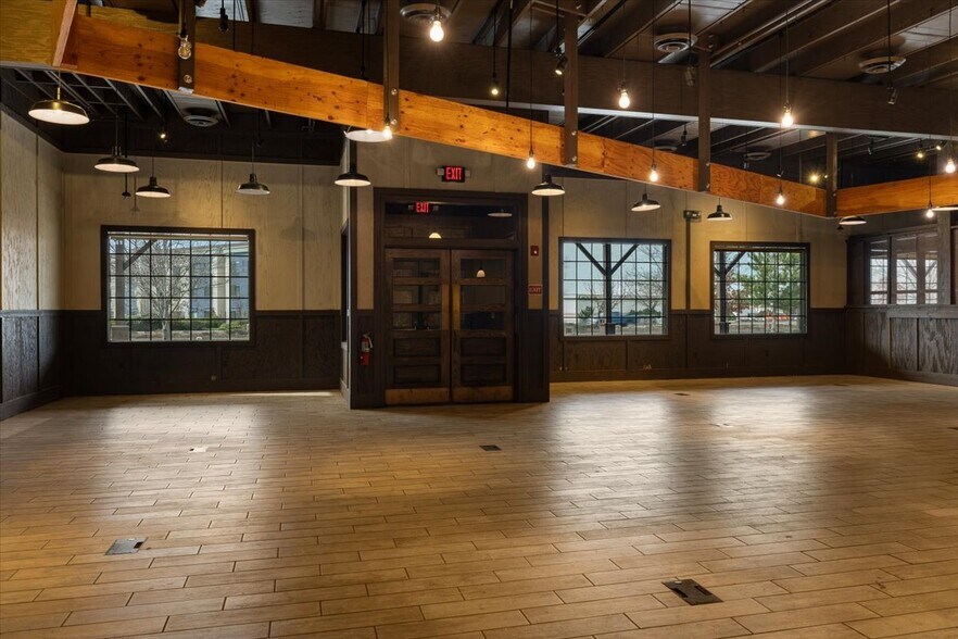 More Photos Of 1445 Center Dr, Medford Restaurant For Lease