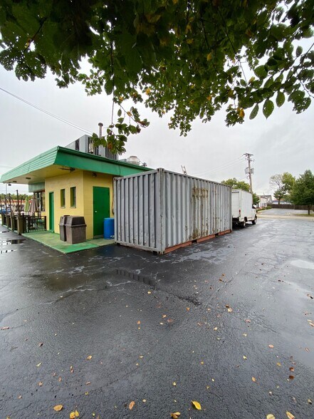 More Photos Of 930 W Illinois Ave, Aurora Freestanding For Sale