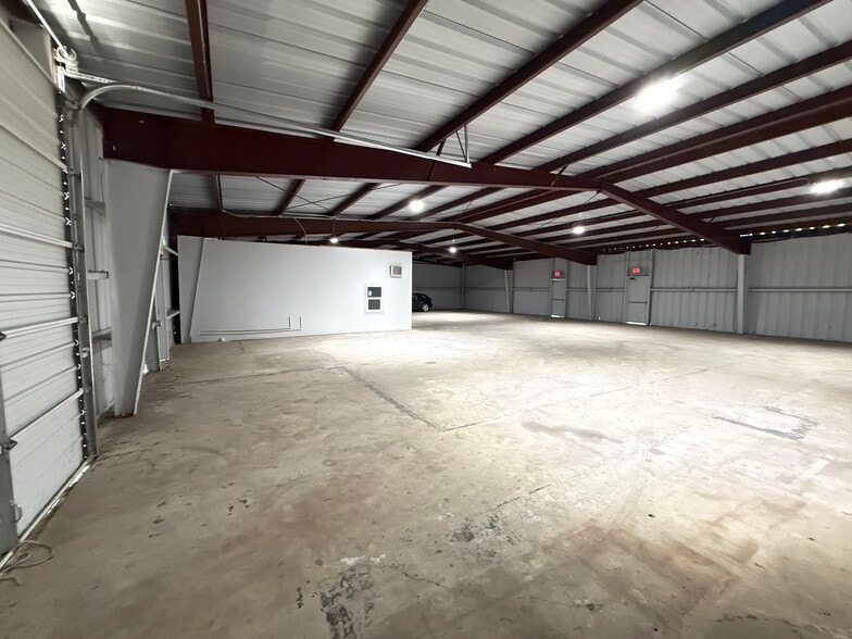 More Photos Of 6229 Dixie Dr, Houston Warehouse For Lease