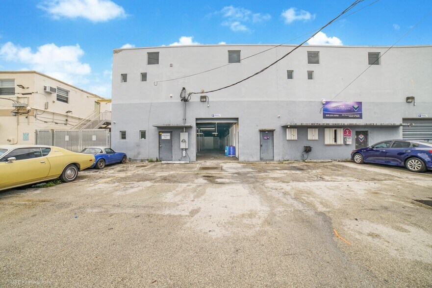 More Photos Of 450 W 28th St, Hialeah Warehouse For Lease