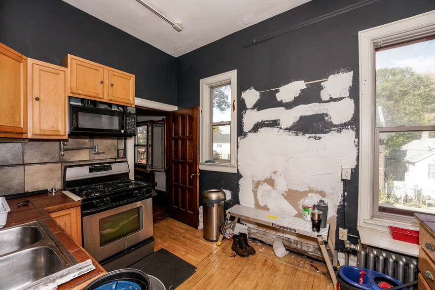 More Photos Of 2670-2678 N Holton St, Milwaukee Storefront Retail Residential For Sale