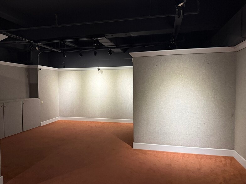 More Photos Of 6th Ave, Carmel Storefront For Lease