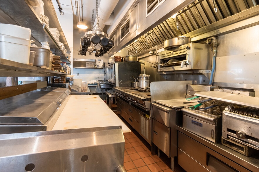 More Photos Of 800 Greenwich St, San Francisco Storefront Retail Residential For Lease