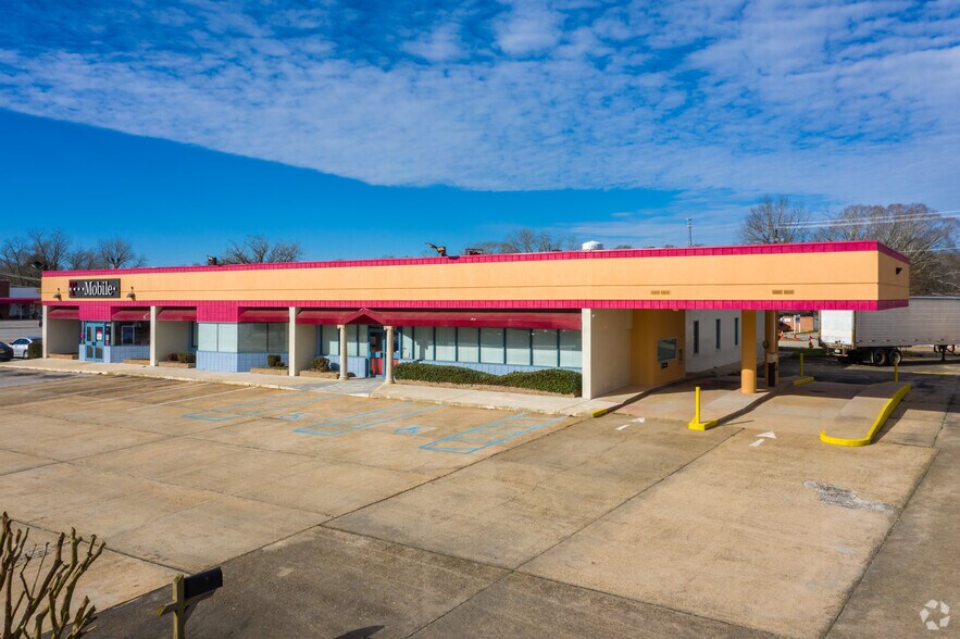 More Photos Of 421 N Gilmer Ave, Lanett General Retail For Sale