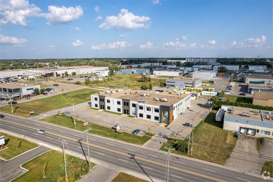 More Photos Of 17660 Rue Charles, Mirabel Flex For Lease