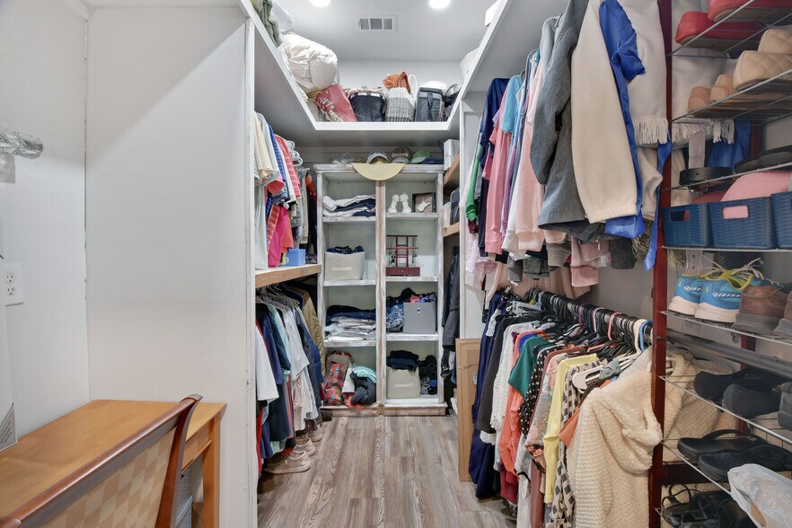 More Photos Of 1607 Norwich St, Brunswick Flex For Sale