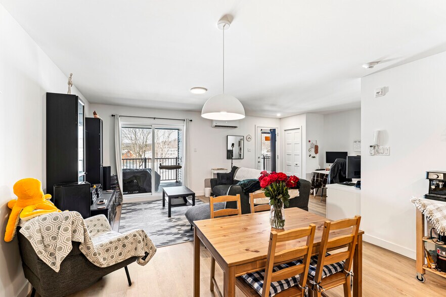 More Photos Of 365 Rue Adams E, Richmond Apartments For Sale