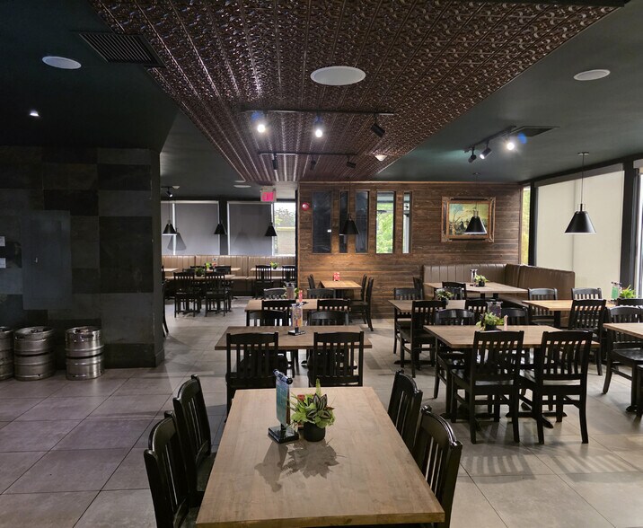 More Photos Of 72 James St, Parry Sound Hotel For Sale