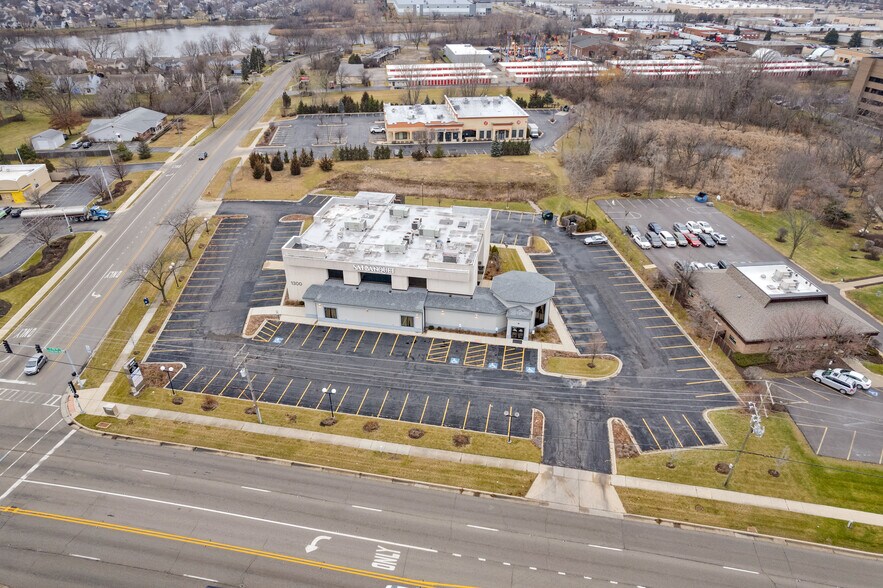 More Photos Of 1300 Irving Park Rd, Streamwood General Retail For Sale