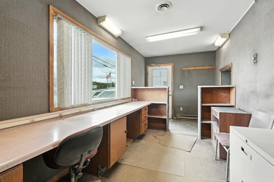 More Photos Of 717 East St, Pittsfield Auto Repair For Lease