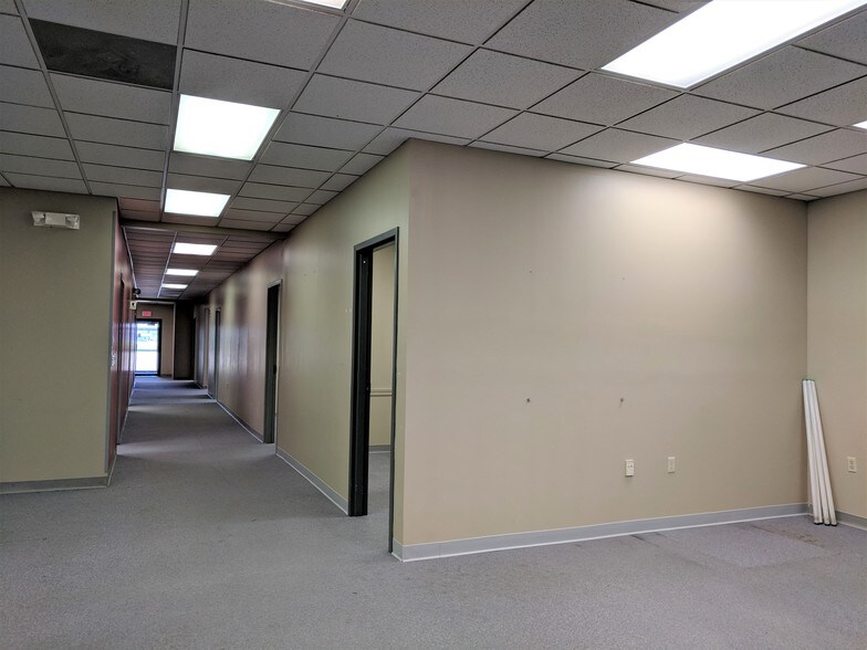 More Photos Of 901 W Main St, El Paso Office For Sale