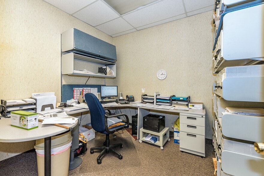 More Photos Of 18735 Ecorse Rd, Allen Park Office For Lease