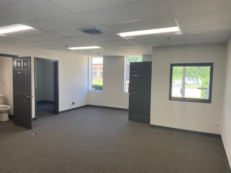 More Photos Of 1421-1431 Armour Blvd, Mundelein Warehouse For Lease