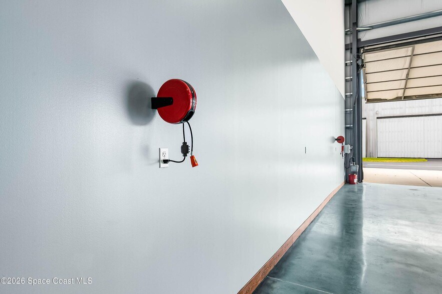 More Photos Of 805 Tower Access Rd, Melbourne Airplane Hangar For Sale