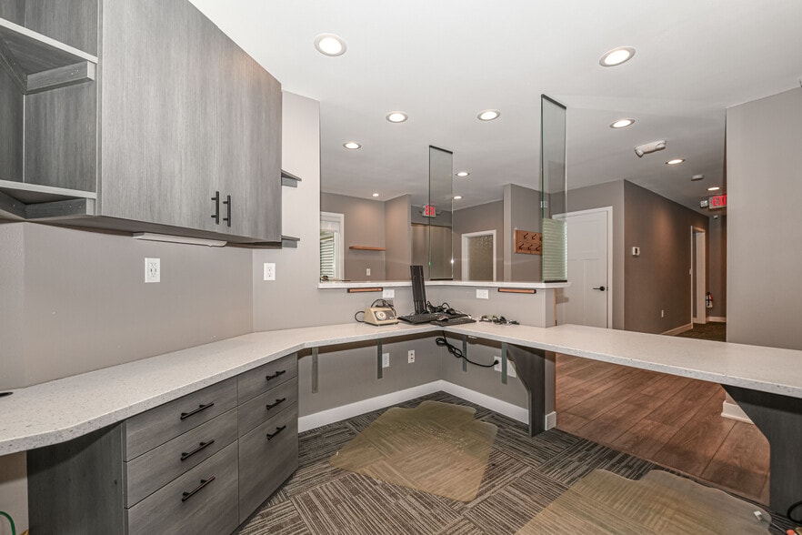 More Photos Of 114 Grove St, Eagle Medical For Lease