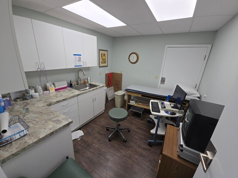 More Photos Of 1095 S Bradford St, Dover Medical For Sale