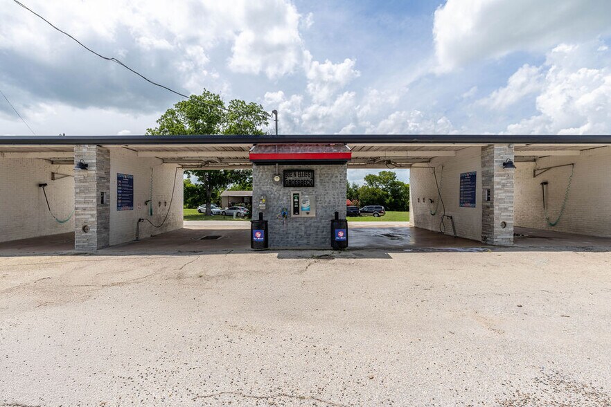 More Photos Of 617 N Ellis St, Groesbeck Carwash For Sale