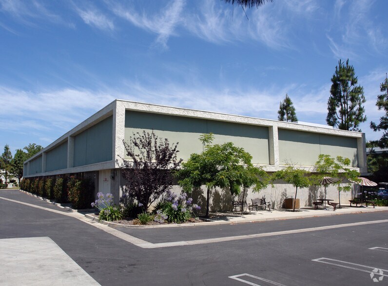 More Photos Of 2426 Townsgate Rd, Westlake Village Warehouse For Lease