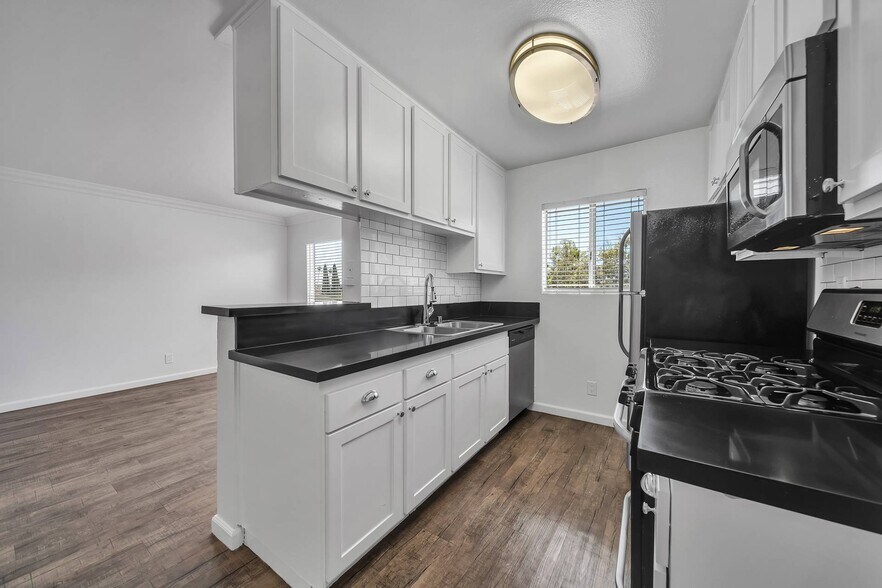 More Photos Of 1320 N Sycamore Ave, Los Angeles Apartments For Sale