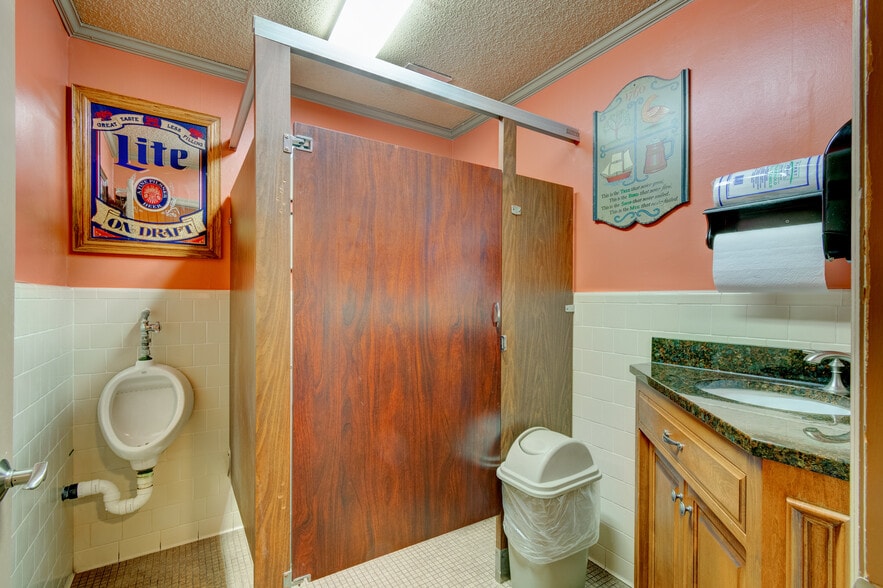 More Photos Of 1702 Park Hill Dr, Gainesville Restaurant For Sale