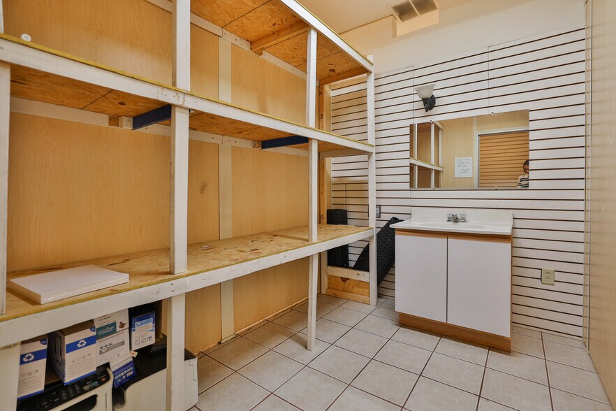 More Photos Of 107 N Bluff Rd, Collinsville Storefront For Sale