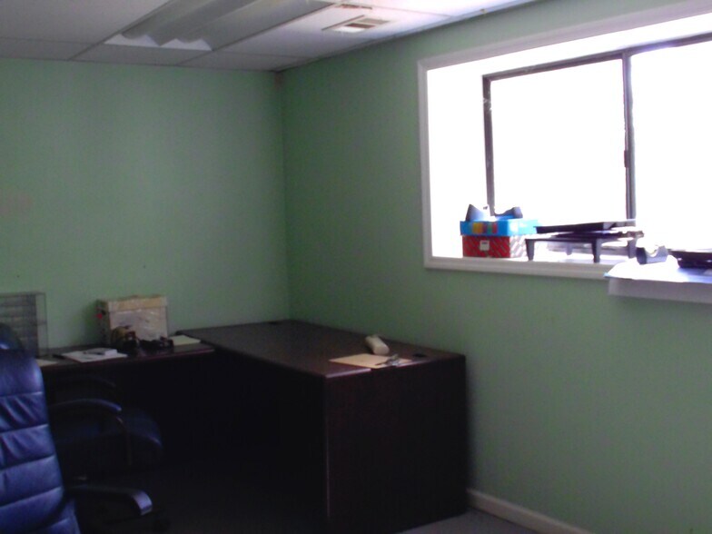 More Photos Of 4870 Six Oaks Dr, Tallahassee Warehouse For Lease