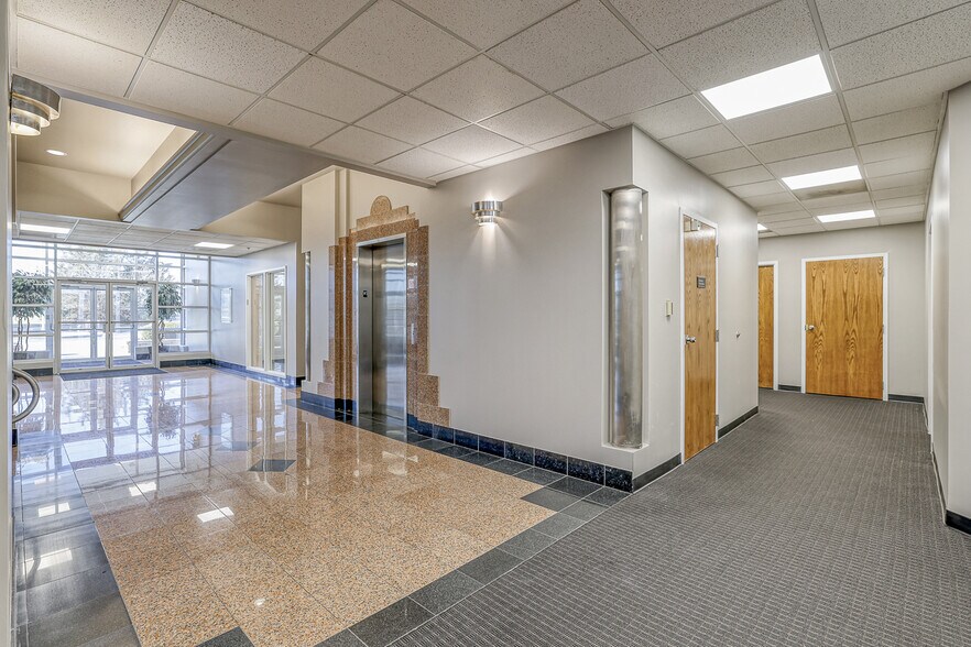 More Photos Of 10502 NW Ambassador Dr, Kansas City Office For Lease