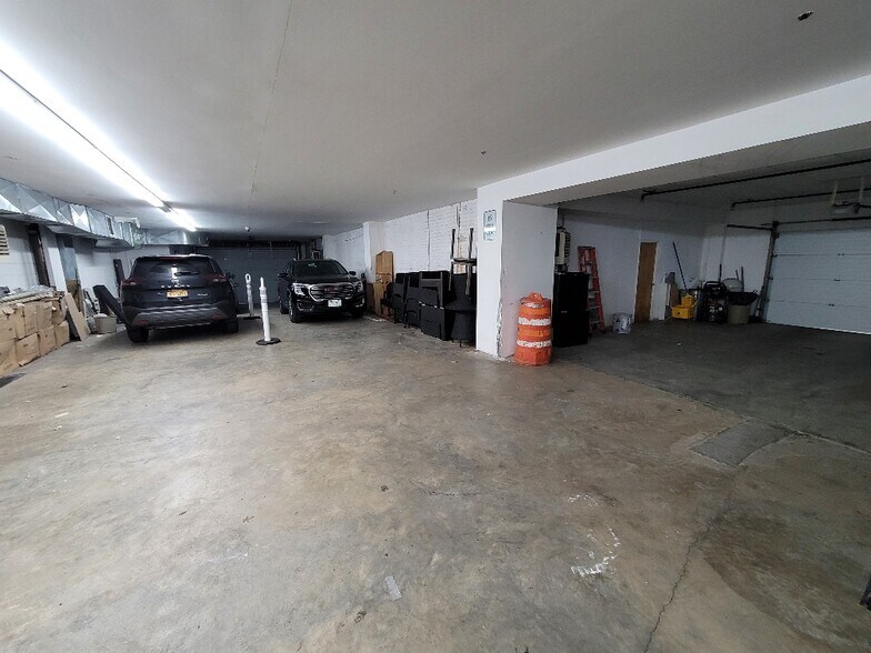 More Photos Of 25-20 39th Ave, Long Island City Office For Sale