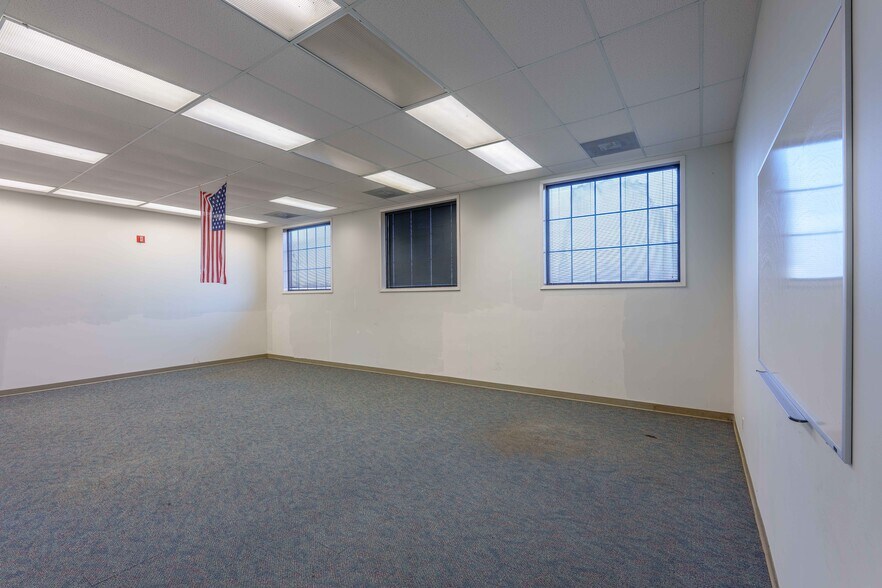 More Photos Of 415 Franklin D Roosevelt Dr, Muscle Shoals Office For Lease
