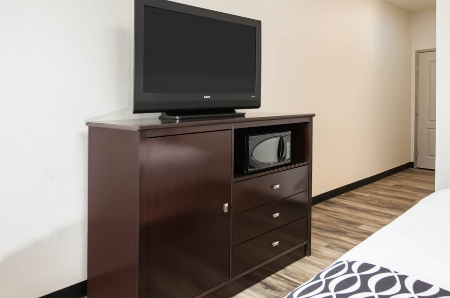 More Photos Of 431 Airport Fwy, Euless Hospitality For Sale