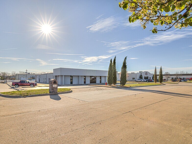 More Photos Of 1827 N Yellowood Ave, Broken Arrow Light Distribution For Lease