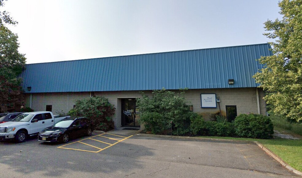 More Photos Of 1995 Swarthmore Ave, Lakewood Warehouse For Lease