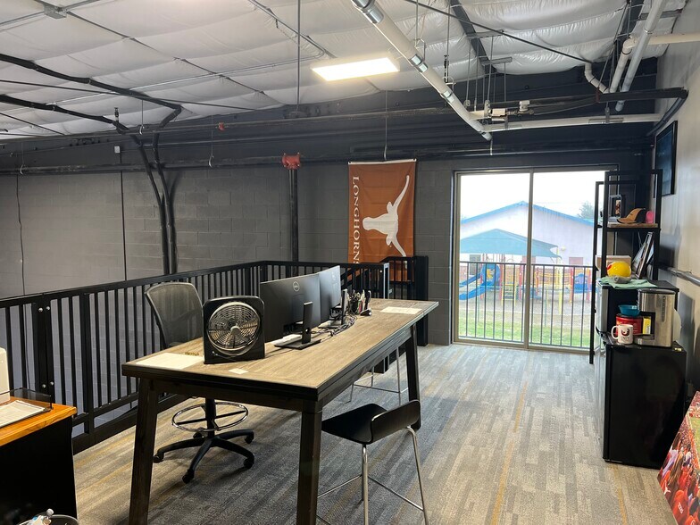 More Photos Of 2100 Double Creek Dr, Round Rock Showroom For Lease